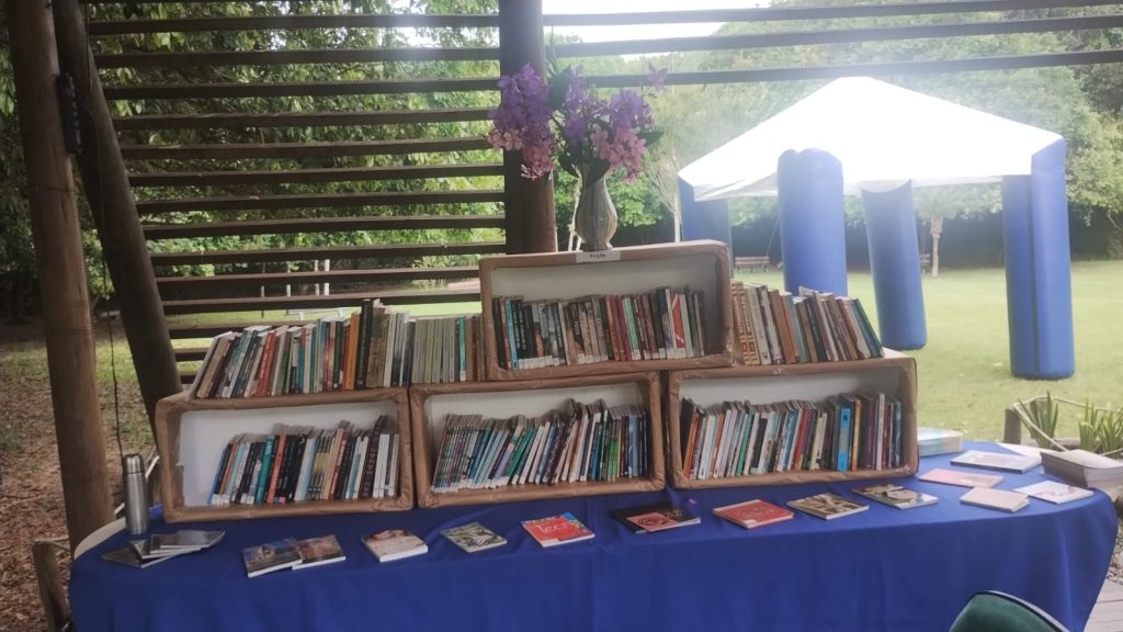 Parque Raimundo Malta em Balneário Camboriú tem Biblioteca ao Ar Livre