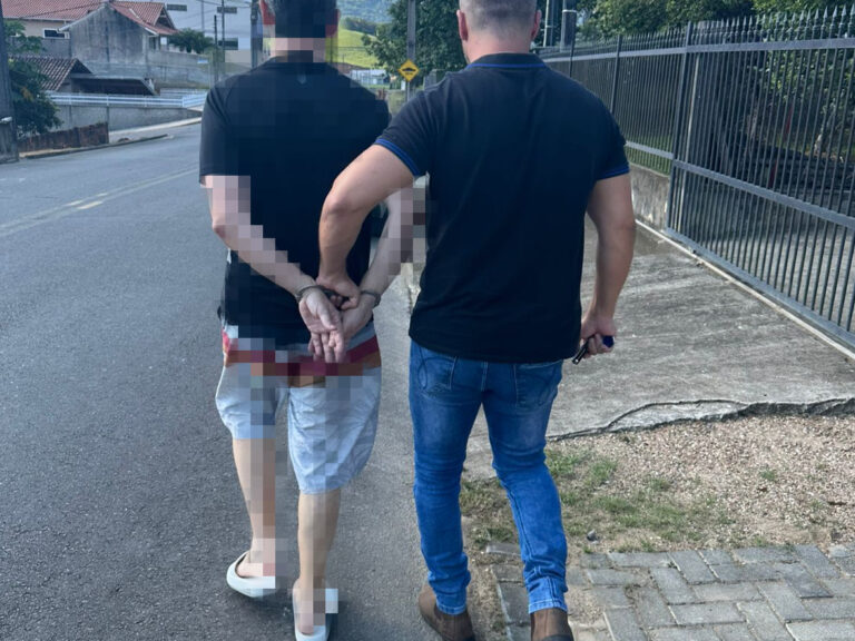 Professor de Itajaí condenado por beijar aluna de 12 anos é preso