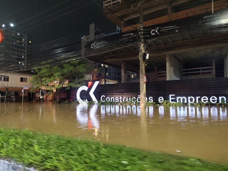 Temporal volta a provocar alagamentos em Itajaí e Balneário Camboriú