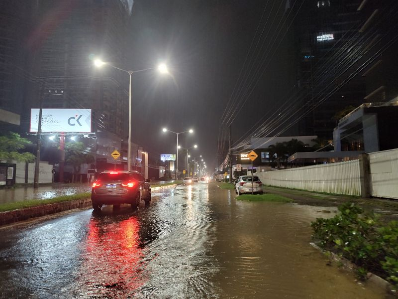 Ponto de alagamento na rodovia Osvaldo Reis causaram caos no trânsito Foto: Fran Marcon
