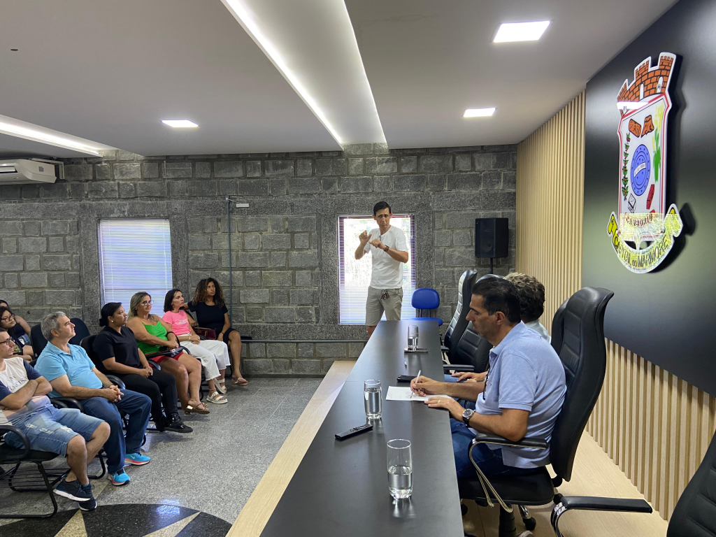Vice-prefeito de Camboriú discute políticas de inclusão em reunião com a comunidade surda