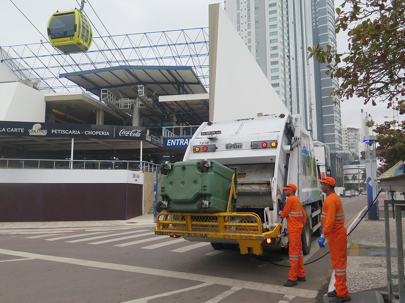 Balneário Camboriú tem aumento de 40% na coleta de lixo na alta temporada