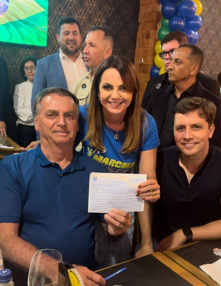 A ex-prefeita de Itapema, Nilza Simas (PL), ao lado do ex-presidente Jair Bolsonaro (PL) e do ex-prefeito de Balneário Camboriú, Fabrício Oliveira (PL). Foto: Divulgação/Internet