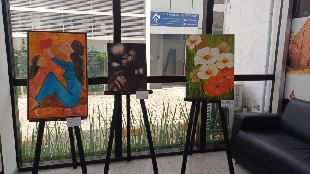 Exposição na Câmara de Camboriú destaca arte de mulheres do Clube de Mães