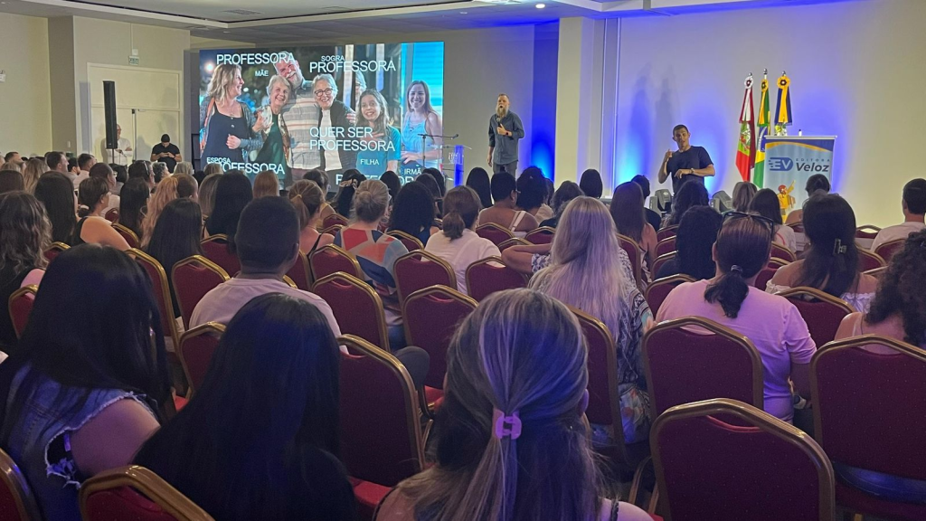 Itapema dá início ao ano letivo com evento para educadores e palestra de Marcos Piangers