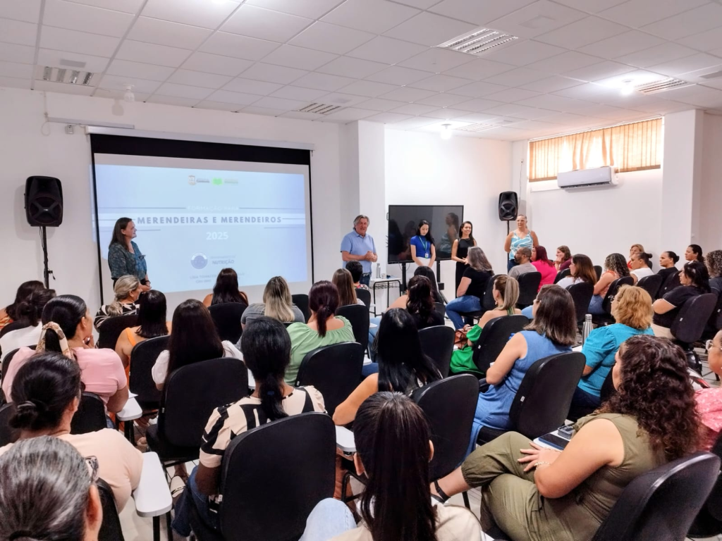 Merendeiros de Camboriú recebem capacitação sobre alimentação escolar