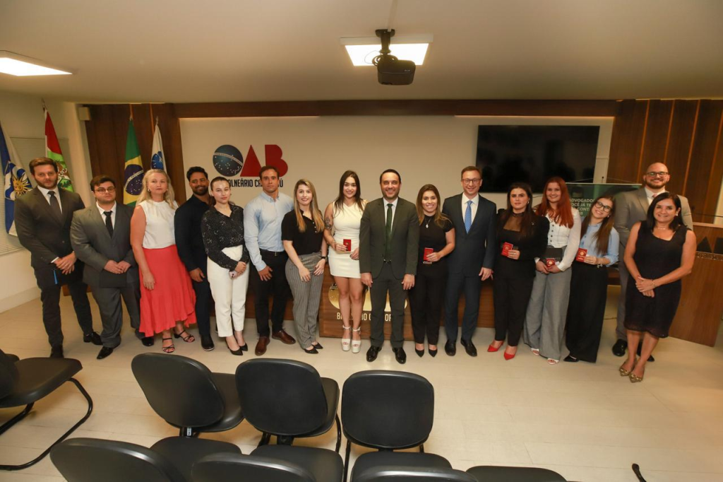 OAB/BC entrega credenciais a novos advogados