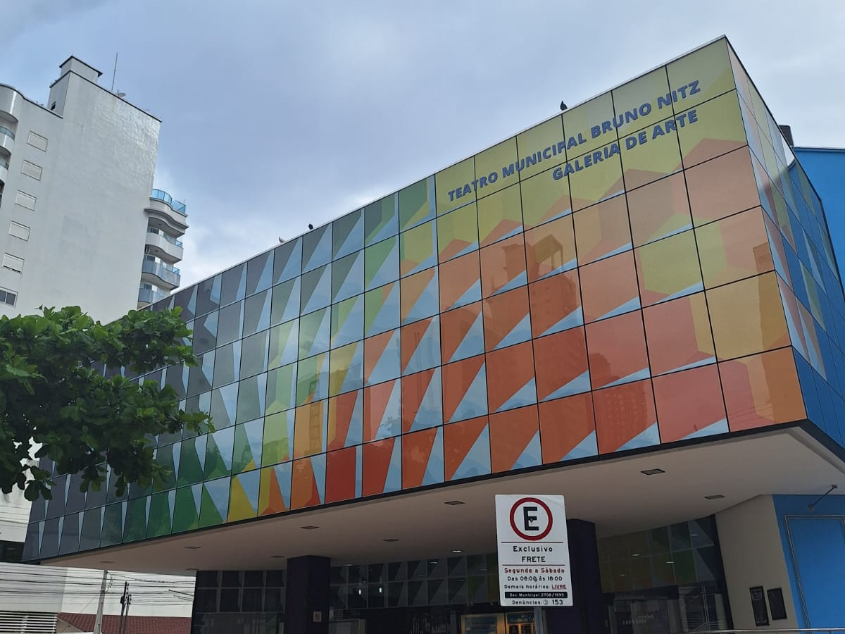 Teatro Bruno Nitz tem agenda aberta para espetáculos até julho