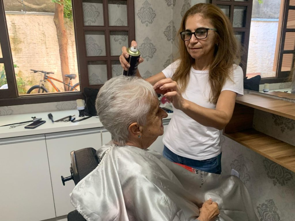 Balneário Camboriú oferece corte de cabelo gratuito para idosos