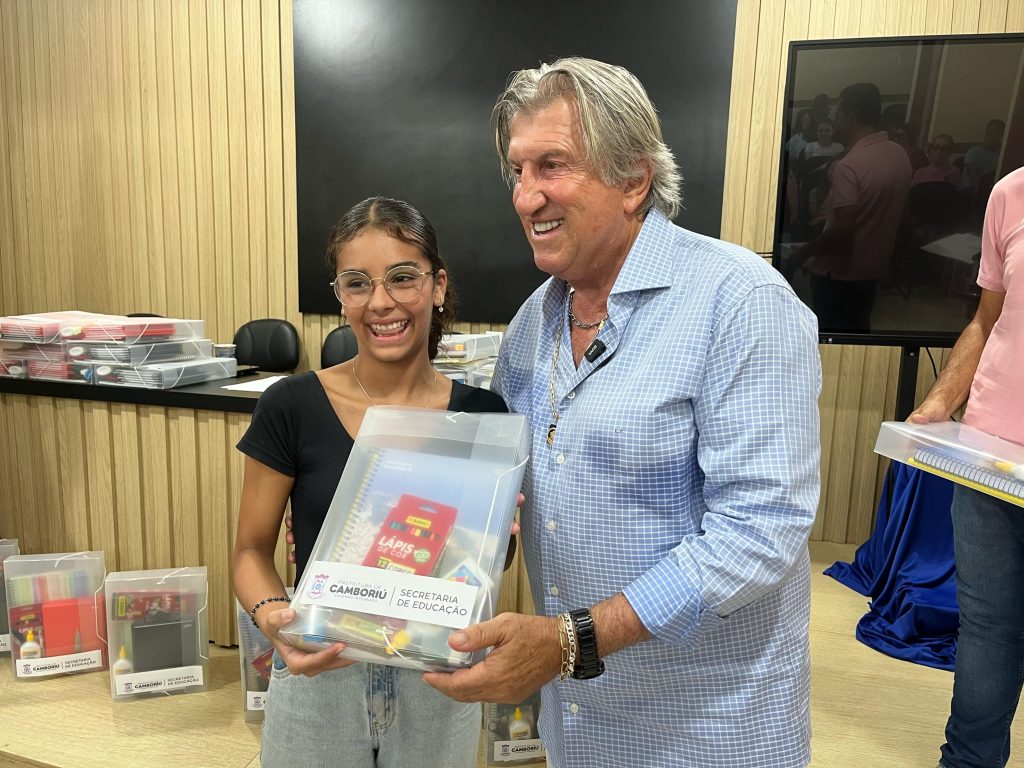 Camboriú inicia entrega de kits escolares para alunos da rede municipal