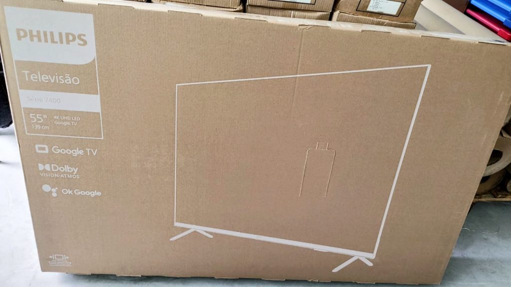 Imagem registrada há alguns dias de um dos televisores furtados. Foto: Divulgação.