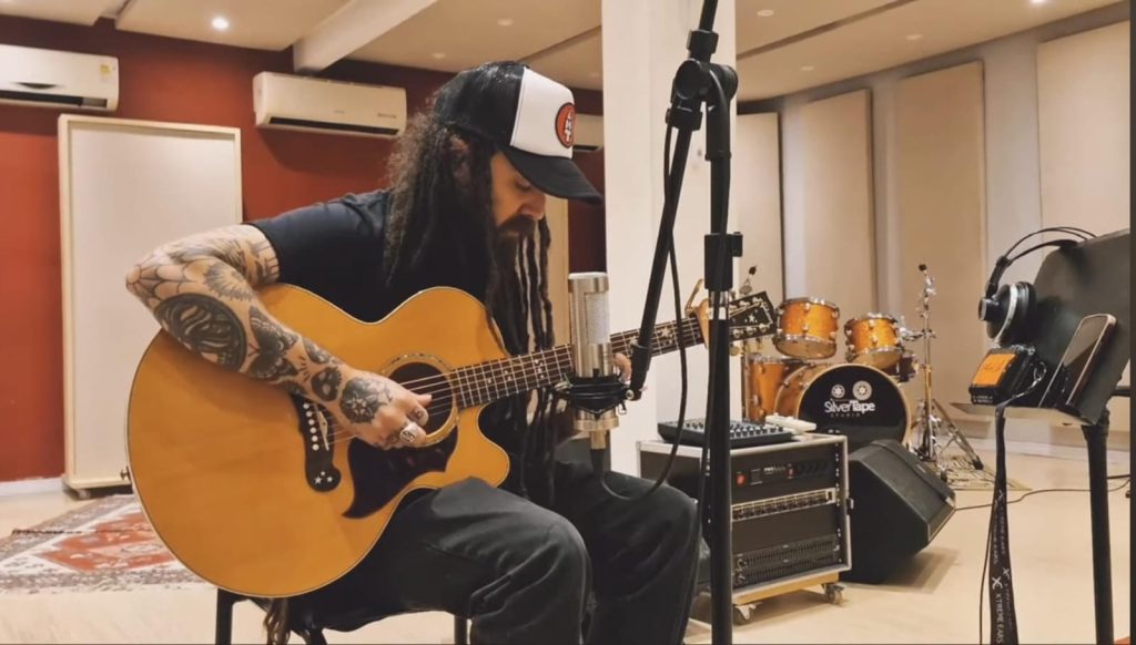 Produtor Vitor Pradella, na Silver Tape Studio. Foto: Divulgação.