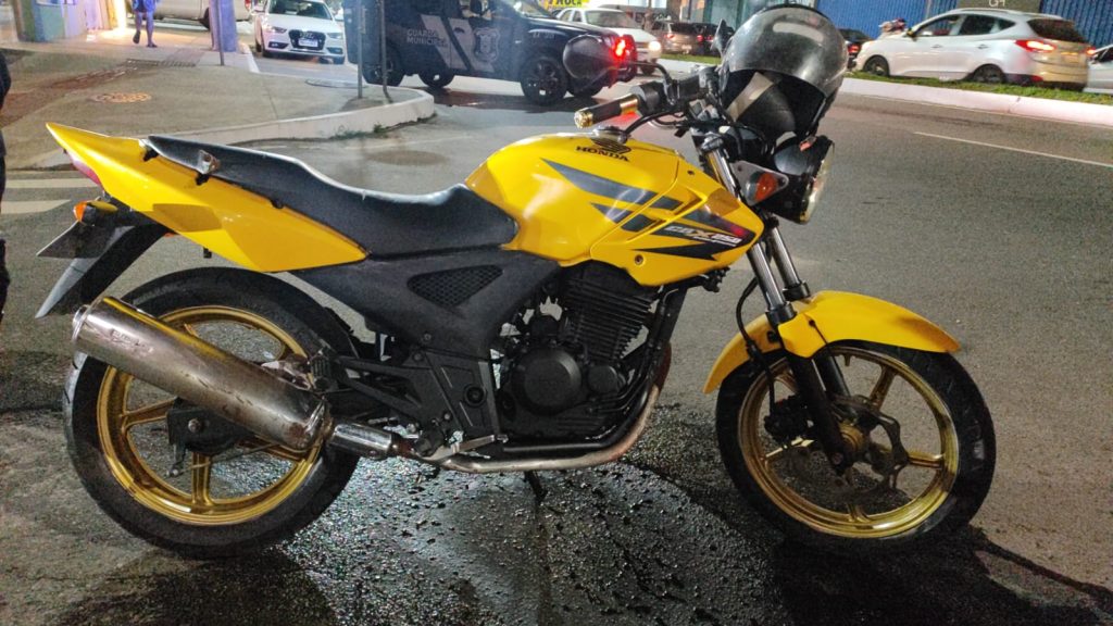 Motocicleta com mais de R$ 17 mil em dívidas é apreendida em Balneário Camboriú