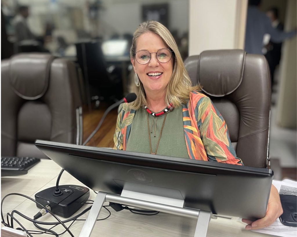 Projeto de Ciça Müller para valorizar escritores de Balneário Camboriú é aprovado na Câmara