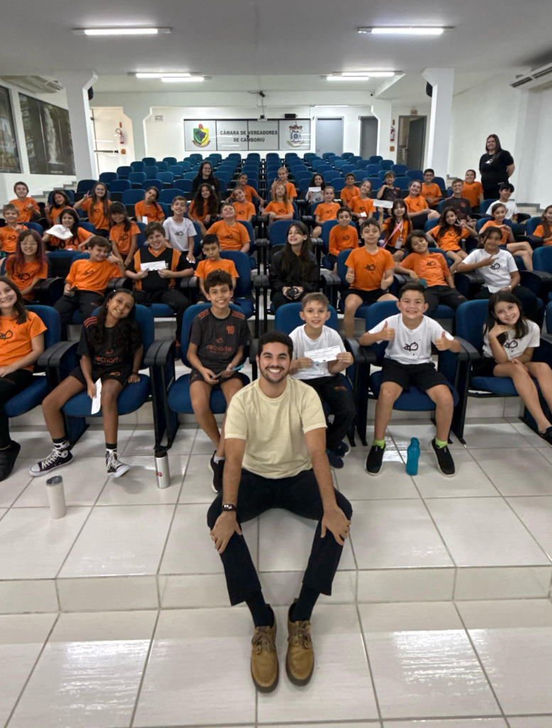 Alunos do Recriarte visitam Câmara de Camboriú e aprendem sobre democracia