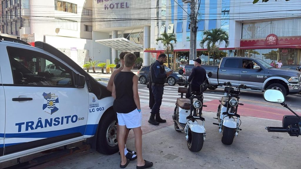 Balneário Camboriú fiscaliza quase 200 veículos em barreiras no fim de semana