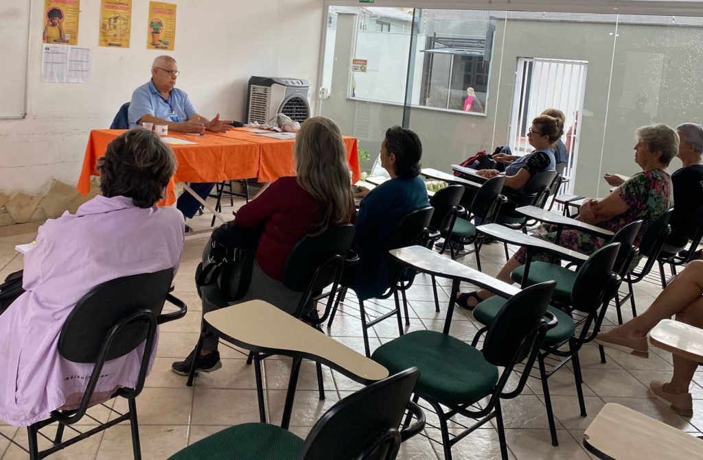 Balneário Camboriú oferece oficinas gratuitas de chás e hortas para idosos