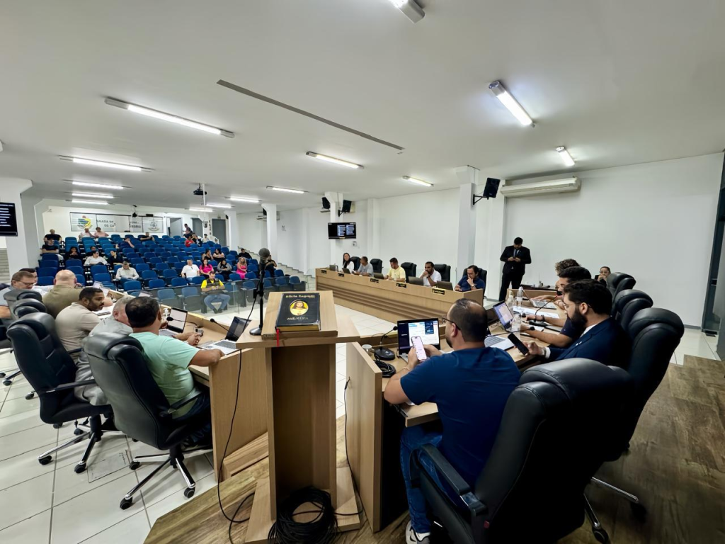 Câmara de Camboriú aprova verba para pagar ACTs da educação