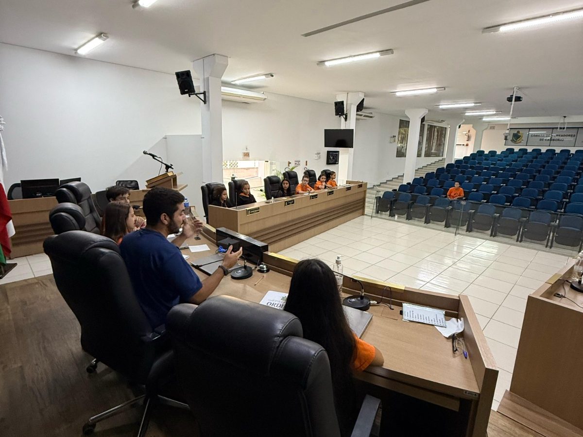 Câmara de Camboriú vira sala de aula sobre democracia