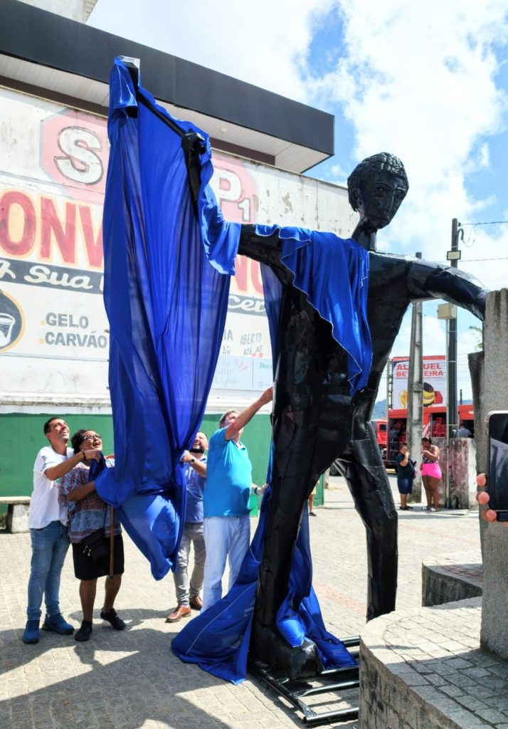 Camboriú eterniza legado dos broqueiros com escultura de 4 metros