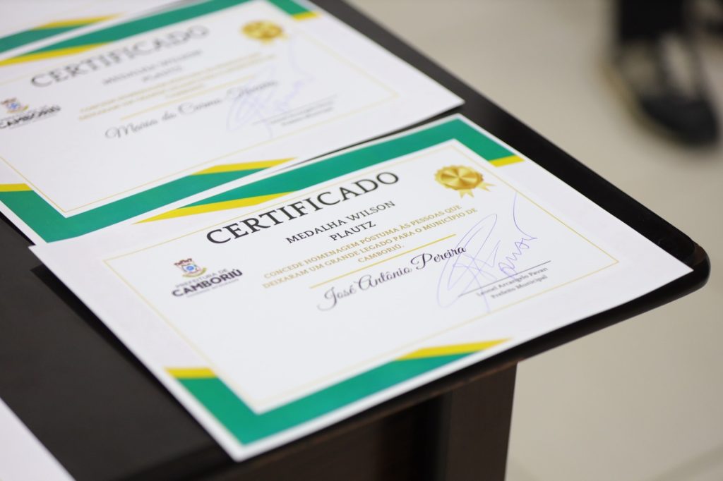 Camboriú homenageia cidadãos e entidades com Medalha Wilson Plautz