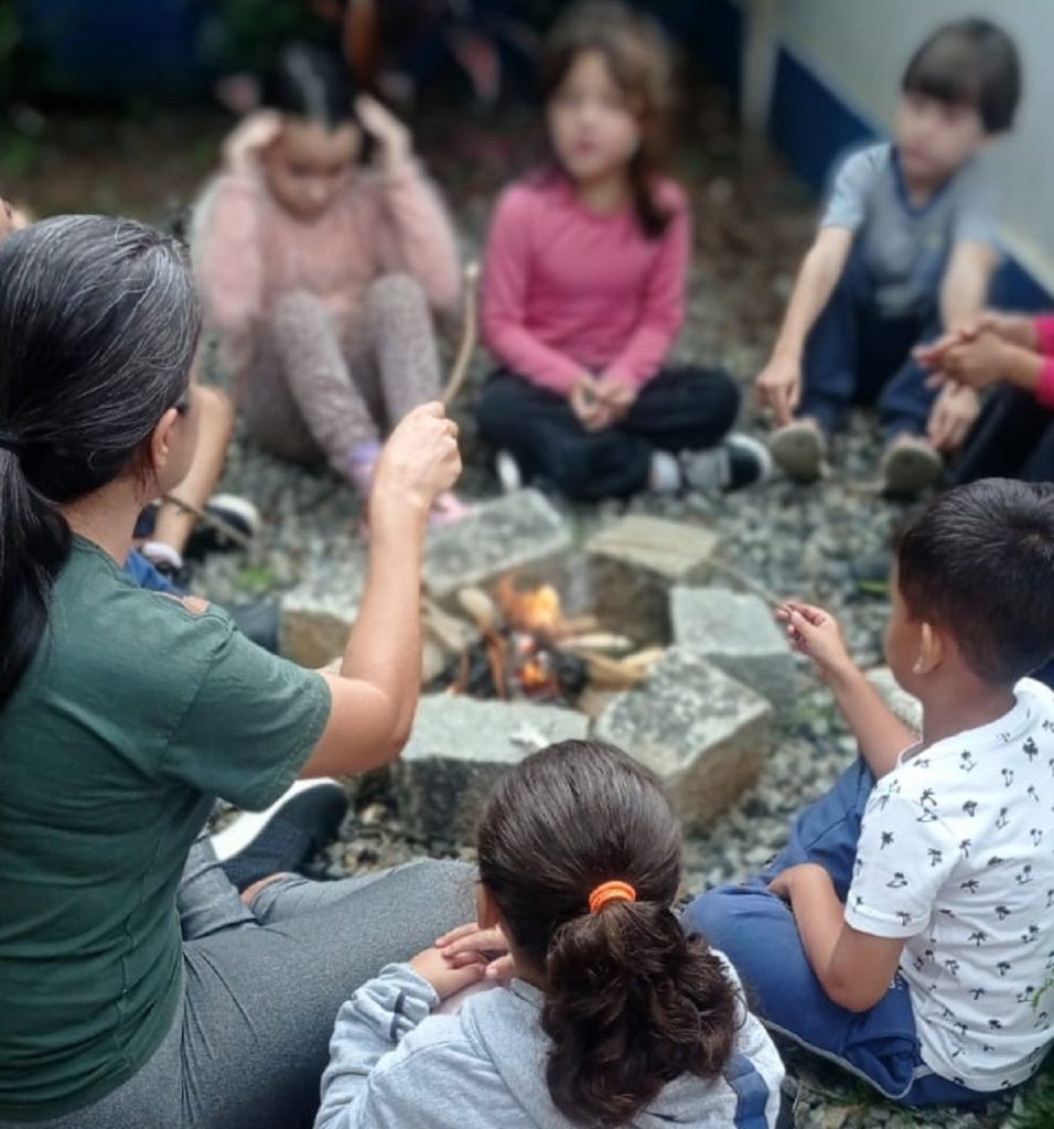 Crianças vivem a Pré-História em projeto do NEI São Judas, em Balneário Camboriú