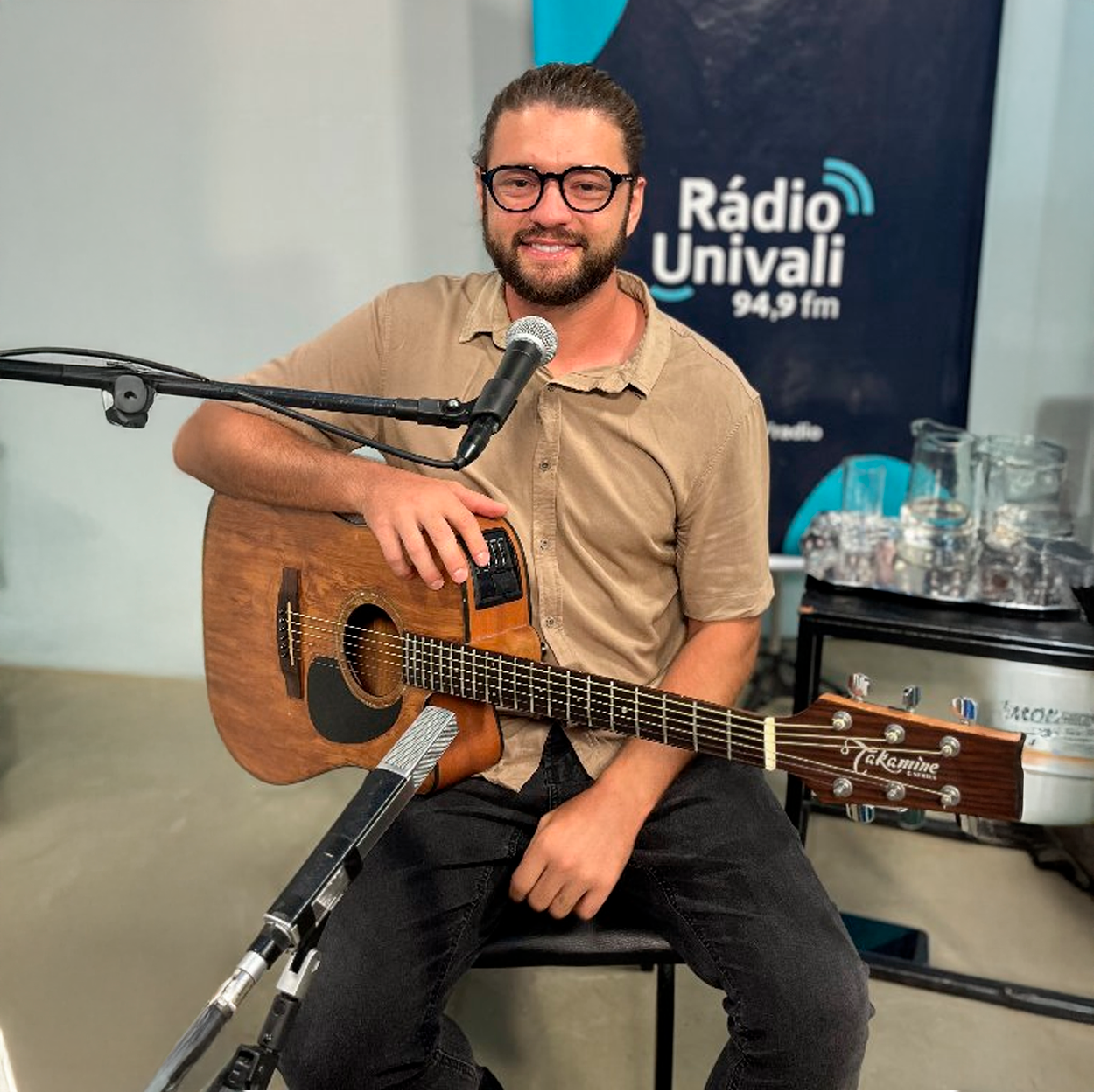 Maison Freitas emociona em entrevista à Univali TV e se apresenta neste sábado na Praça do Pescador em Balneário Camboriú