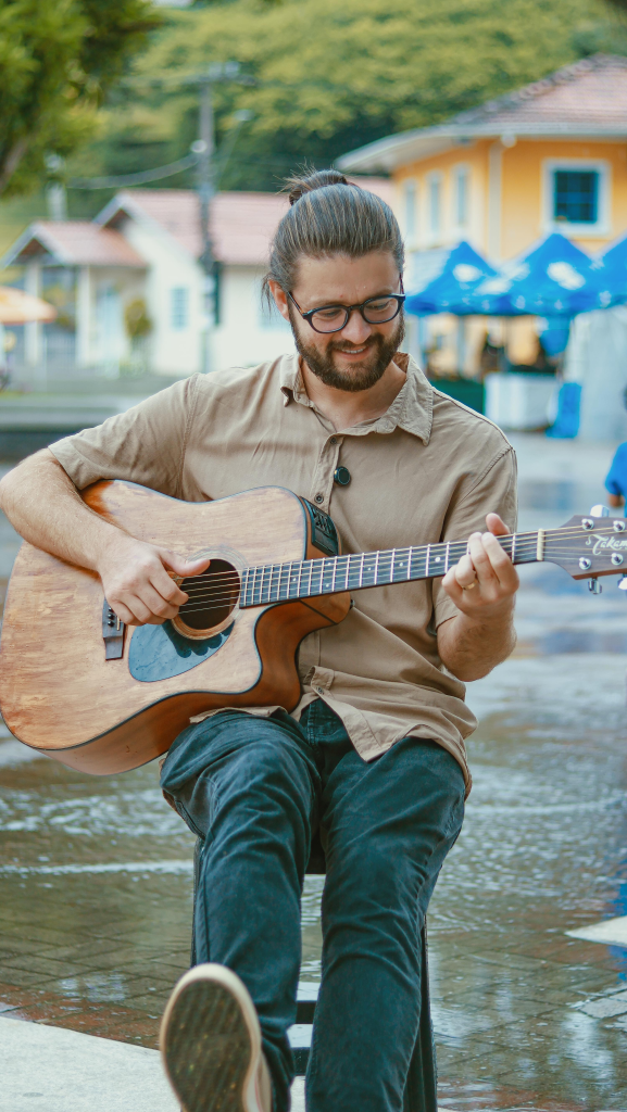 Maison Freitas transforma sentimento em canção e emociona em cada acorde