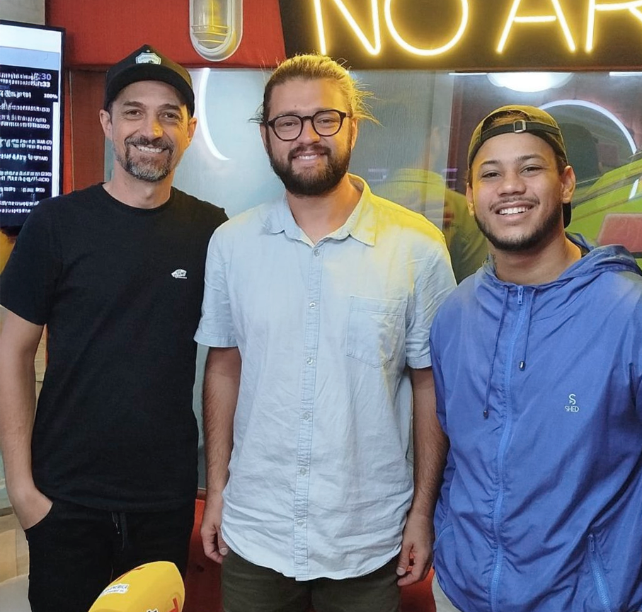 Maison Freitas ao lado dos apresentadores do Programa D’Santa, após participação ao vivo na Rádio Transamérica de Balneário Camboriú. (Foto: Instagram @programadsanta)