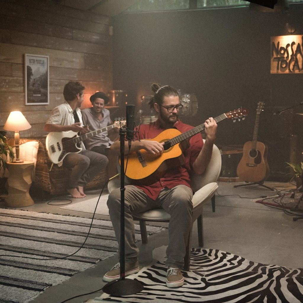 Maison Freitas durante gravação de seu novo EP em voz e violão, na Nossa Toca, estúdio de Giba Moojen. Foto: Instagram @omaisonfreitas