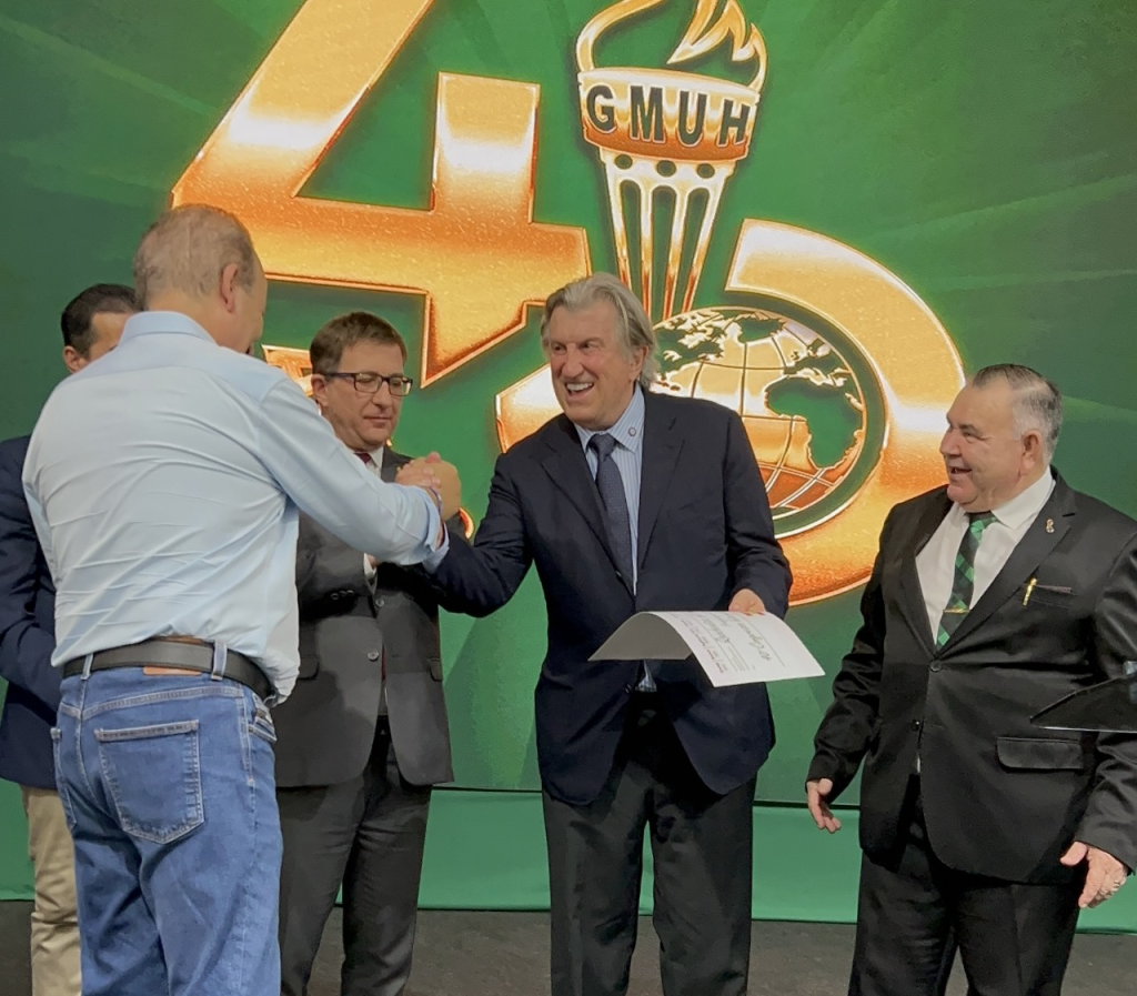 Prefeito de Camboriú entrega chave da cidade na abertura do Gideões 2025