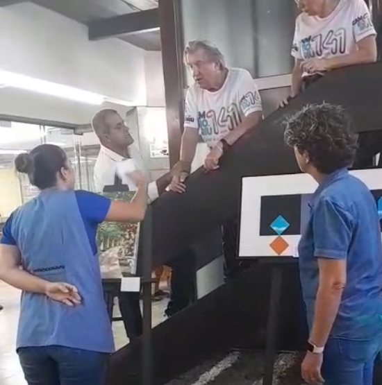 Professora cobra salário atrasado e vídeo com prefeito viraliza em Camboriú