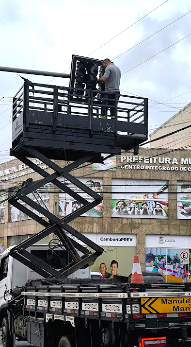 Semáforo começa a ser reinstalado no cruzamento do Schmidt, em Camboriú