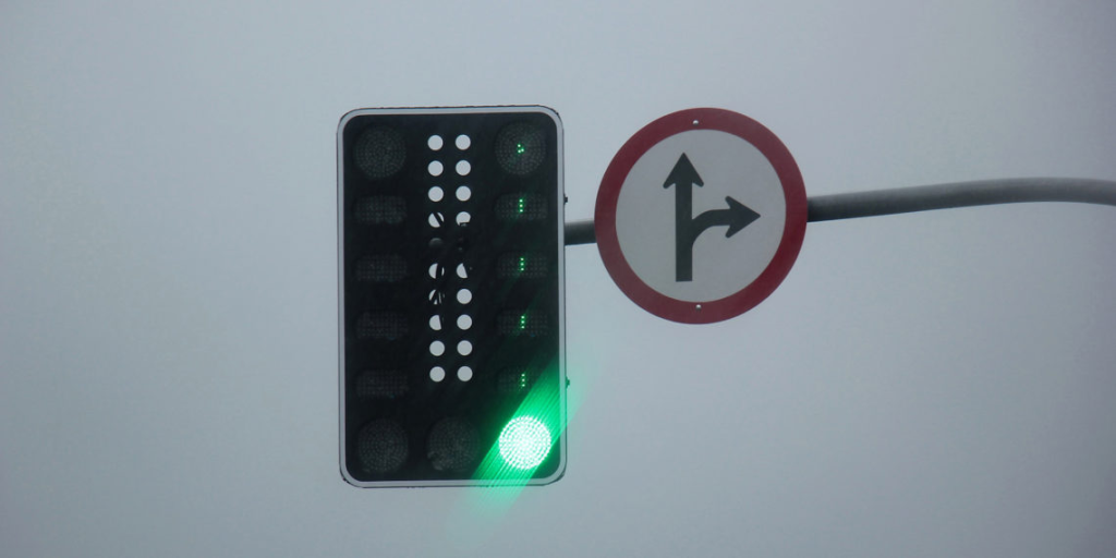 Semáforo é retirado para manutenção no cruzamento do Supermercado Schmidt, no Centro de Camboriú