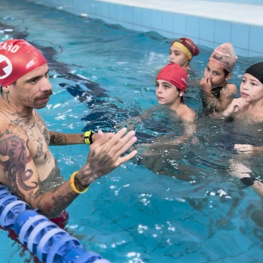 Últimas vagas para projeto que ensina crianças a se salvarem de afogamentos em Itajaí