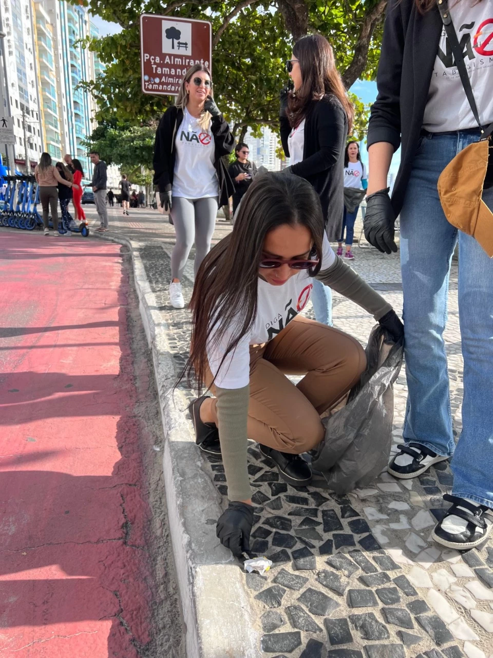 Ação na Praça Almirante Tamandaré alerta para perigos do tabaco em Balneário Camboriú