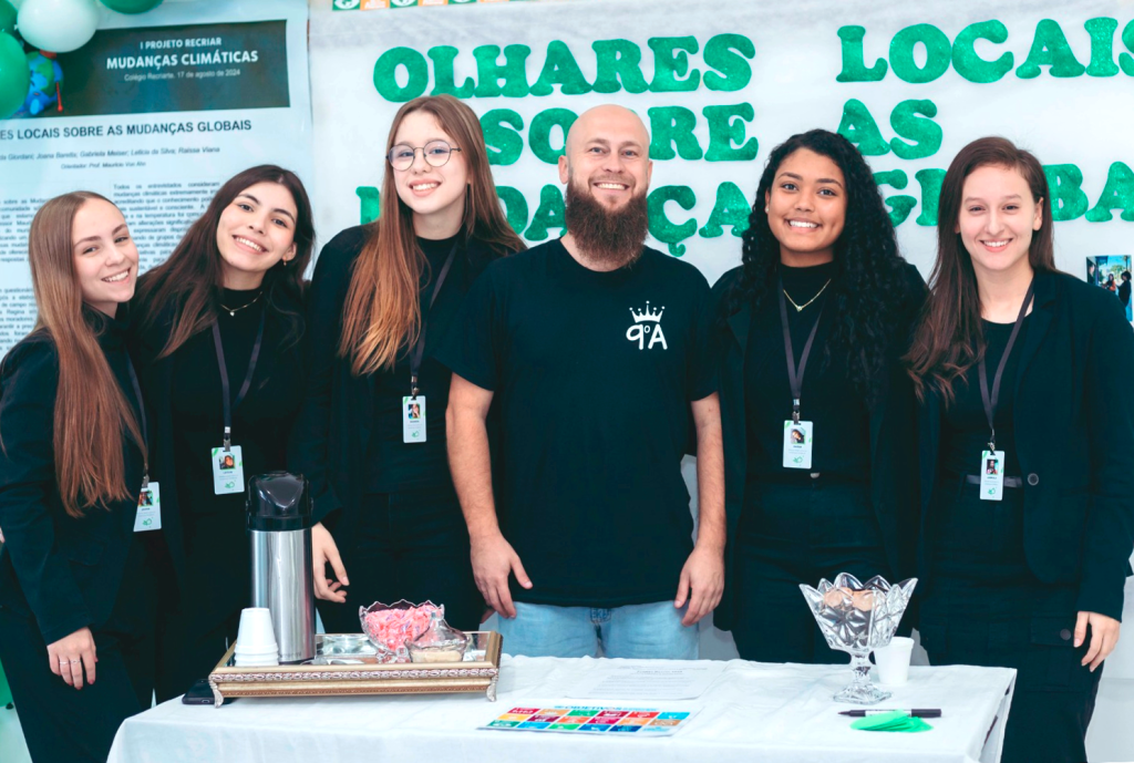 Joana Baretta, Letícia da Silva, Eduarda Giordani, Raíssa Viana e Gabriela Meiser com o orientador Maurício Von Ahn durante a apresentação do projeto “Olhares Locais Sobre as Mudanças Globais” na escola (Foto: Divulgação).