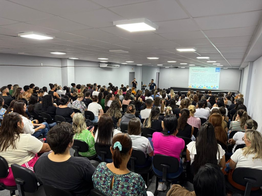 Auxiliares de sala que atuam na Educação Especial participam de formação em Itapema
