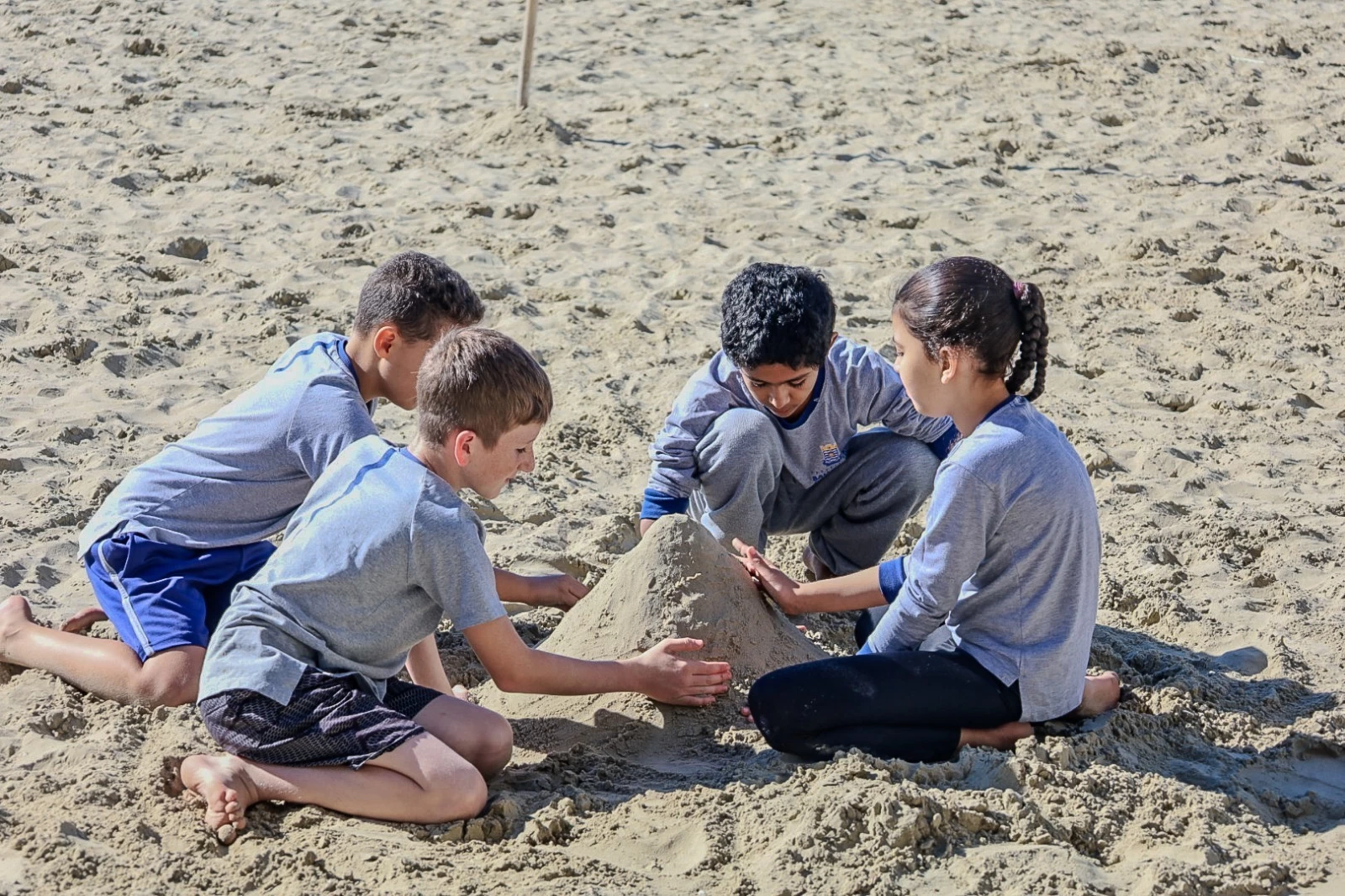 Brincadeiras na praia, exploração da natureza e resgate de atividades populares marcaram Semana do Brincar em Balneário Camboriú