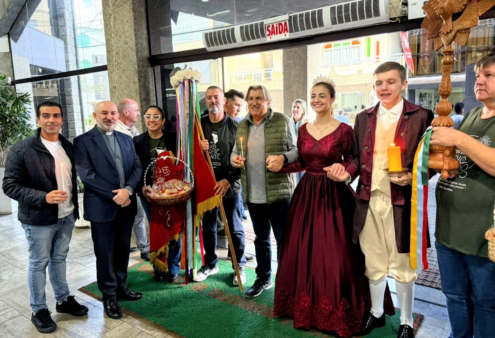 Cortejo da Festa do Divino realiza visita oficial à Prefeitura de Camboriú