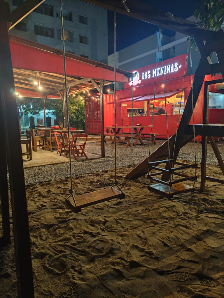 Ambiente da nova fase da Hamburgueria das Meninas em Balneário Camboriú. (Foto: Divulgaçã)
