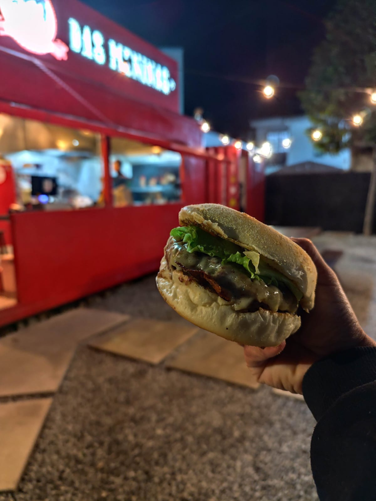 Ambiente da nova fase da Hamburgueria das Meninas em Balneário Camboriú. (Foto: Divulgaçã)