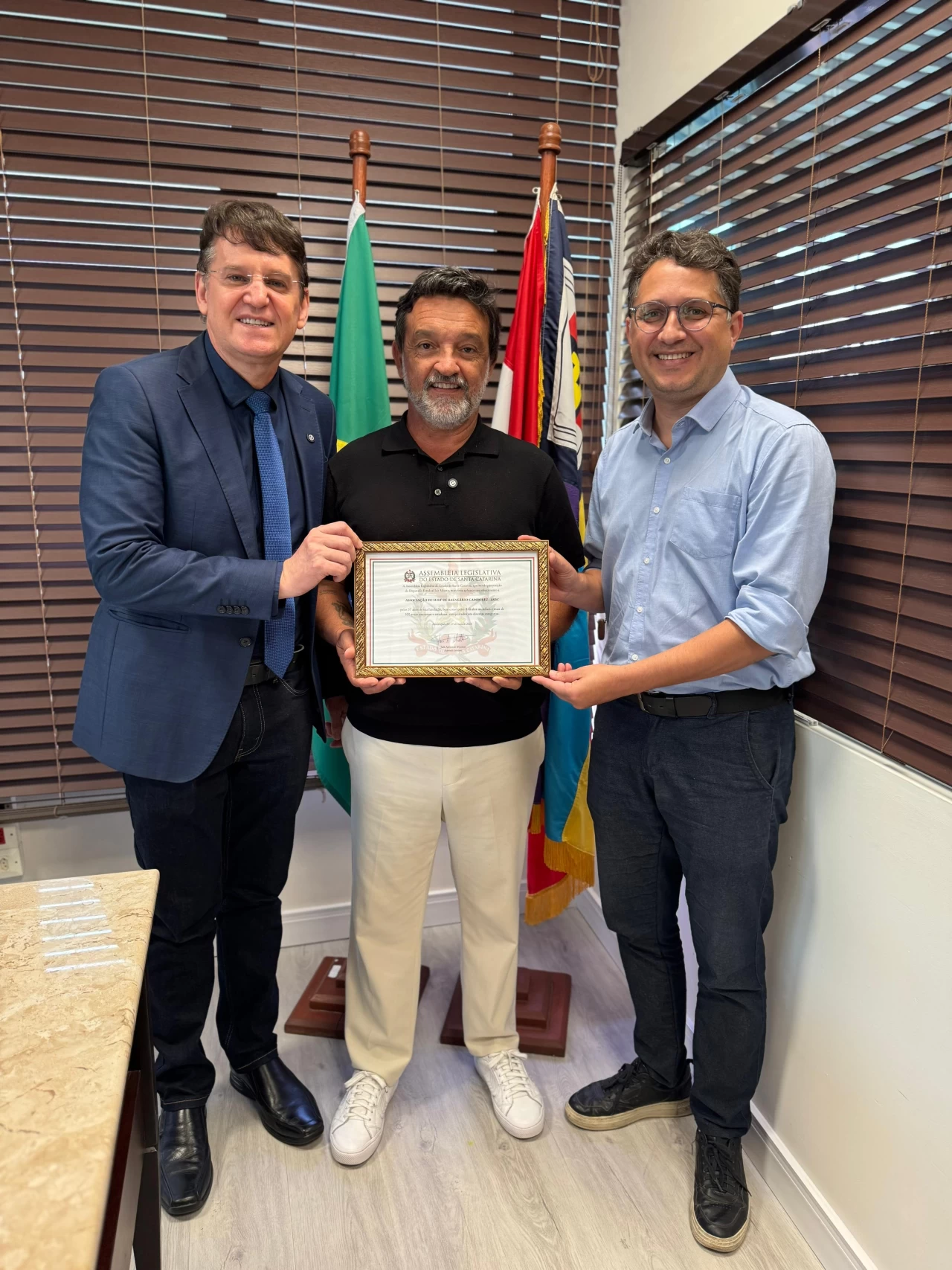 Deputado Estadual Jair Miotto Homenageia Associação de Surf de Balneário Camboriú pelos 37 Anos de Fundação