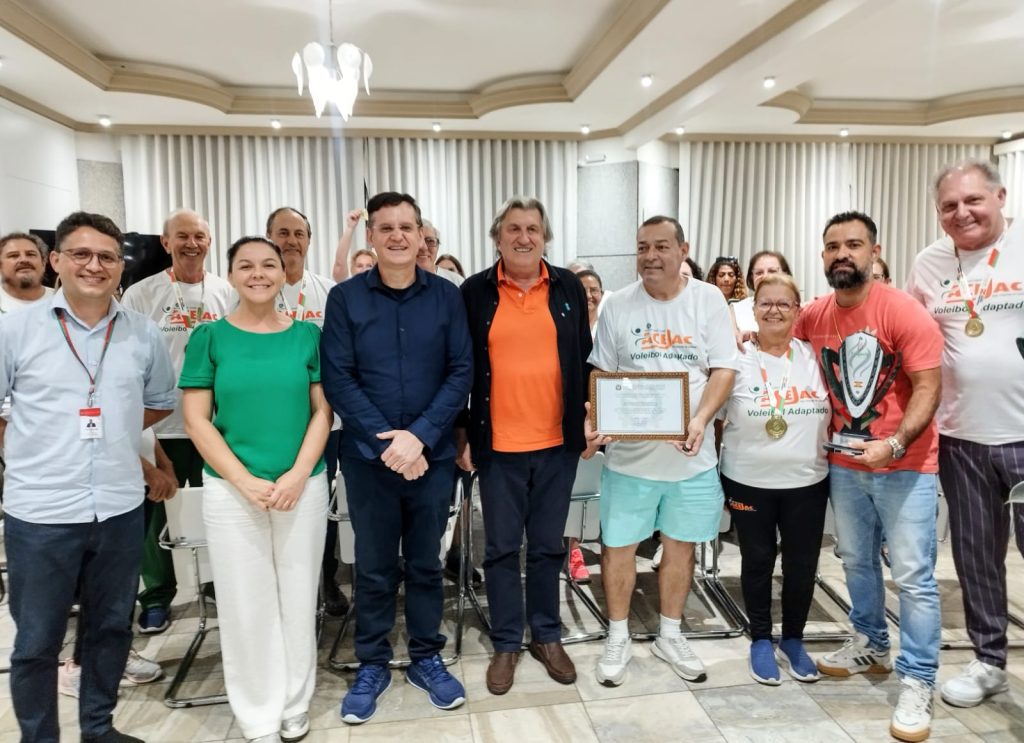John Lenon, vereadora Pamela, deputado Jair Miotto e Paulo, da ACEJAC, durante homenagem aos atletas da terceira idade em Camboriú (Foto: Divulgação)