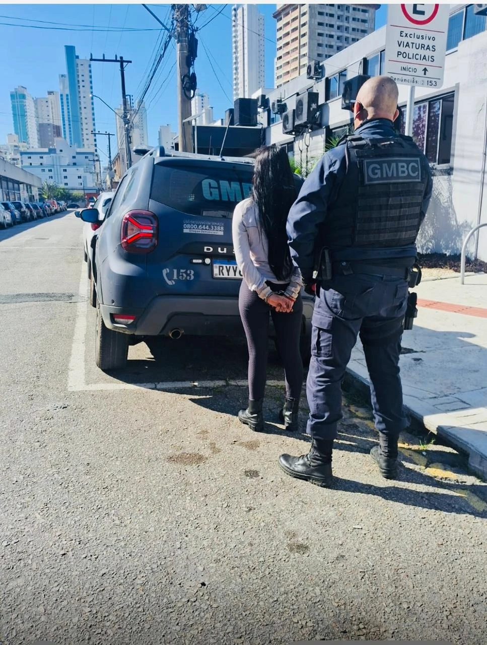 Guarda Municipal prende mulher por posse de drogas no Bairro dos Municípios, em Balneário Camboriú