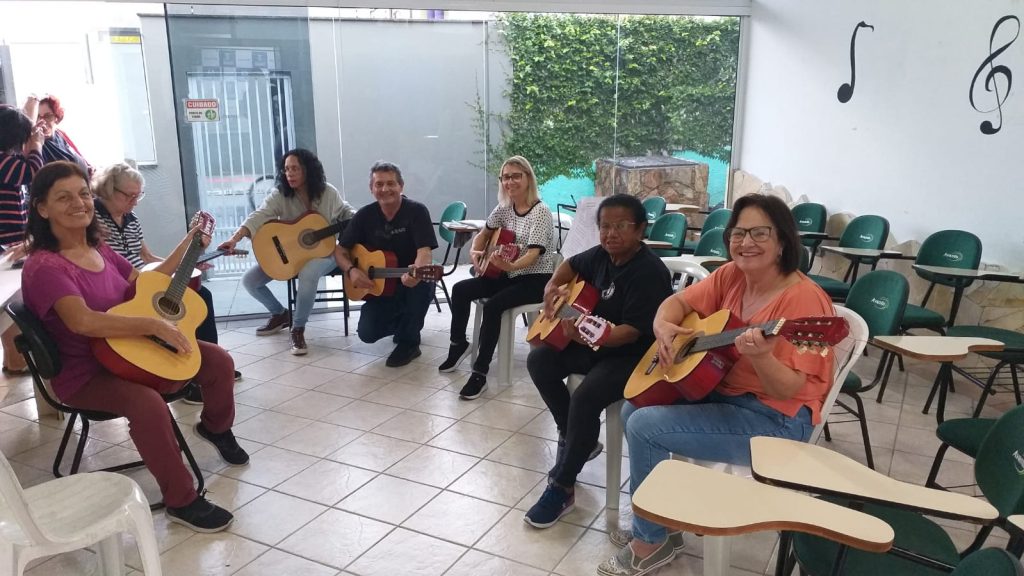 Idosos aprendem a tocar violão gratuitamente na SPI de Balneário Camboriú