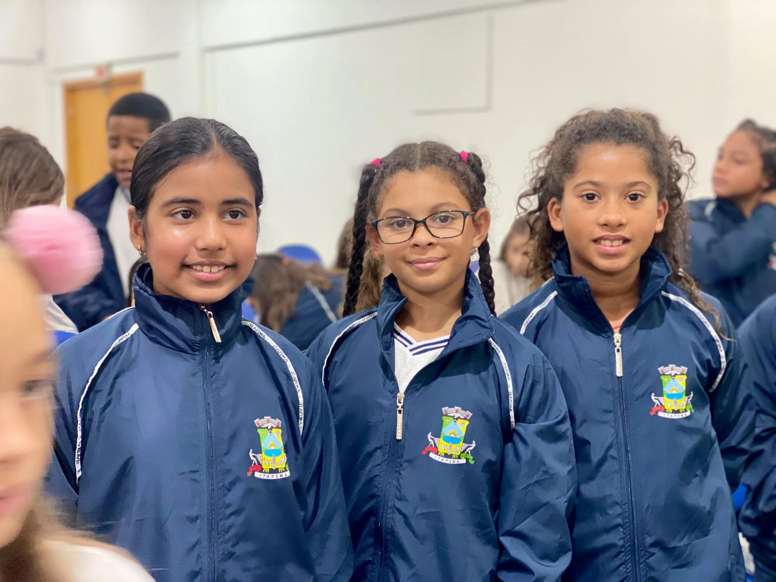 Iniciada a entrega dos uniformes de inverno aos alunos da Rede Municipal de Ensino de Itapema