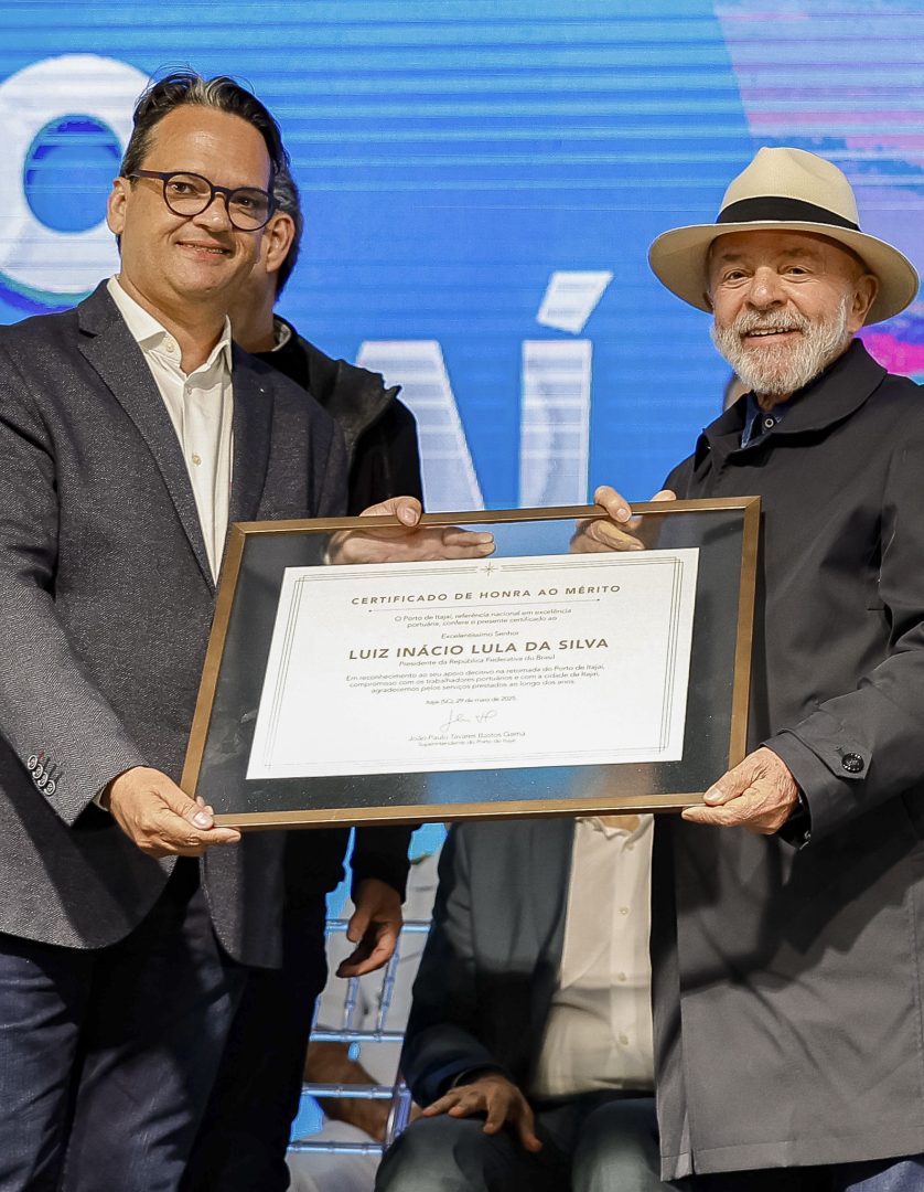 O superintendente do Porto de Itajaí, João Paulo Tavares, e o presidente Luiz Inácio Lula da Silva durante a cerimônia que marcou a retomada das operações do porto e o anúncio de R$ 844 milhões em investimentos federais. Itajaí – SC. (Foto: Divulgação / Ricardo Stuckert)