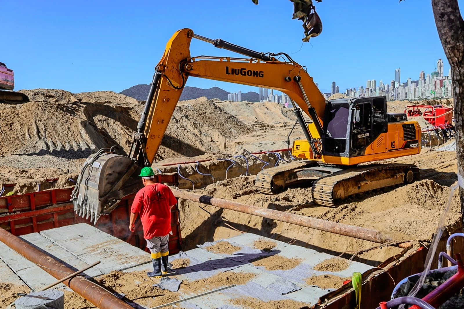 Macrodrenagem avança com mais de 450 metros de galeria instalada em Balneário Camboriú