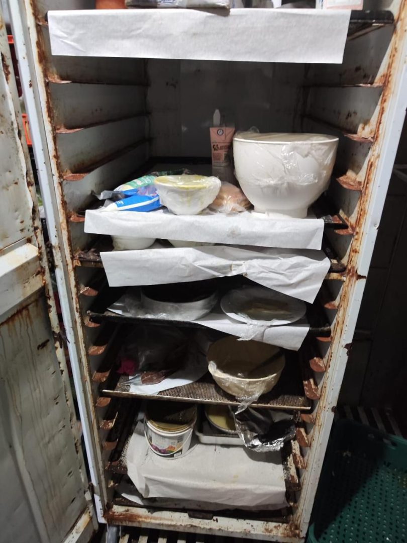 Interditada! Padaria na Meia Praia servia comida estragada, contendo até baratas e moscas